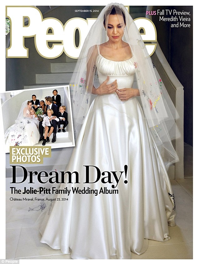 
	  
	HELLO! và People là hai tạp chí đã mua độc quyền lại toàn bộ ảnh cưới của Angelina và Brad.
